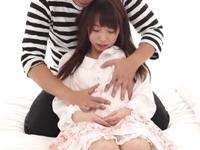 感度が抜群に良すぎて潮吹き放題な美少女が3P性交に悶絶絶頂!!