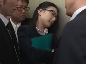 エレベーター内で唐突に乱交性的暴行顔面射精される女性会社員