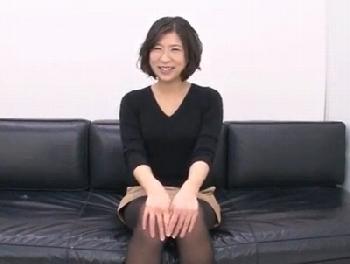 笑顔の可愛い25歳人妻が見たこともない巨根のセンズリ鑑賞→試してみたい発情を抑えきれずに密通交尾