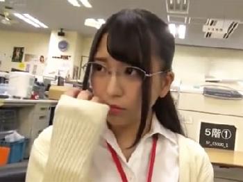 SOD宣伝部で働く眼鏡美女会社員が社内挿入で膣内射精され絶頂