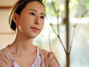 生花を嗜む品のある人妻に強引に迫って犯す使用人