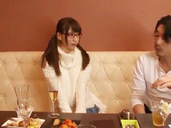 ヤリコンと知らずに参加してしまったメガネ美少女が強引にお持ち帰りされる