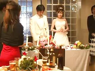 結婚式中に元カレに偶然会ってしまい夫に隠れてSEXしてドレスに精液ぶっかけ