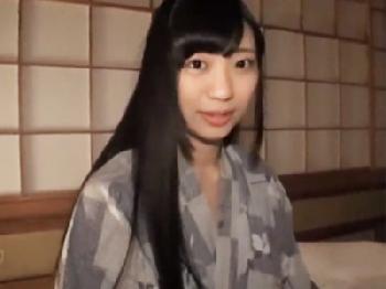 細身で爆乳の美少女が就寝中に浴衣のまま襲われてゴムなし挿入顔面射精