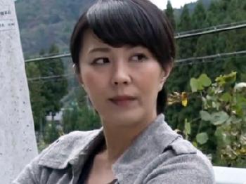 ハゲオヤジとノリで性交する巨乳熟女