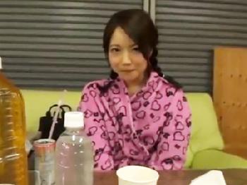 童顔な女王様がマゾ男に大量小便からの高速フェラチオでシゴき上げ!!