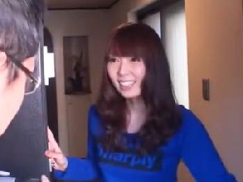 引越し作業中に浮きブラとパンチラで業者を魅惑的に誘うビッチ妻