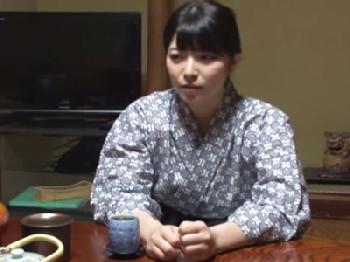 仕事の取引のために温泉地に来た同僚男女が浴衣姿に性的興奮してアツい夜を過ごす