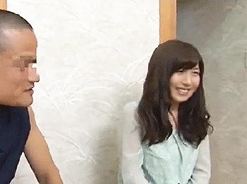 35歳の性的欲望が暴走寸前の専業主婦が年下スポーツ男子の若い体にムラっとくる→混浴性交