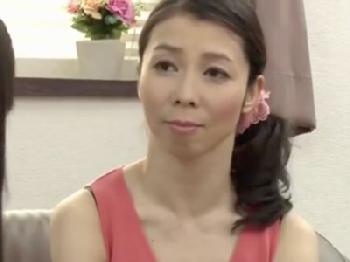 娘の彼氏に溢れ出る性行為への欲求が止まらず色仕掛けする淫らな人妻W