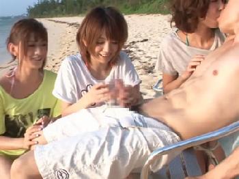 痴女三人娘がビーチの砂浜でイケメンペニスを逆ハメ責め