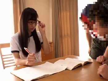 エロイタズラが大好きなエロ少年→女子校生お姉ちゃんの生尻を触ってヤリすぎ3P