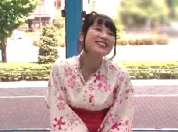 浴衣のガチ美少女がマジックミラー号へ→彼氏ナシの素人さんが夏祭りの前に一発して赤面イキ