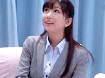 控えめな可愛い系女性会社員が童貞ペニスを優しく筆おろし!!