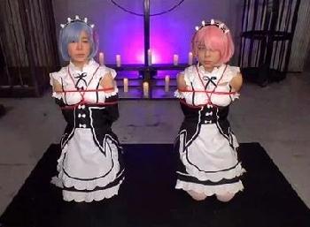 美少女姉妹コスと言ったらコレ!!〇ムとラ〇コスプレの2人をペニスで服従させる異世界乱交