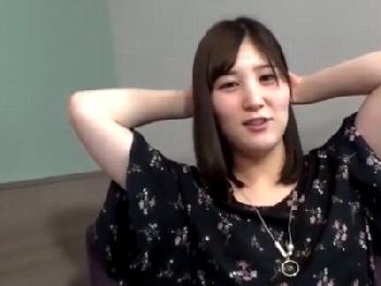 剃毛したオメコが卑猥な色白童顔娘との中出し個人撮影