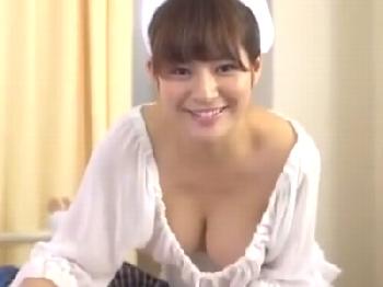 若い青年を手コキでご奉仕する巨乳ナース