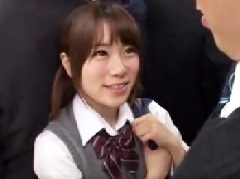 電車でキュートな女子校生と体こすれあって辛抱限界→車内で大胆性的暴行