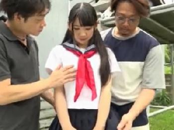 大人しそうな女子校生が男2人と3P青姦…まだ発育途中の体を好き放題されて顔面射精