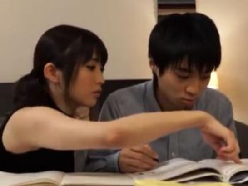 スタイル抜群の痴女家庭教師に足コキされてスペルマ爆射