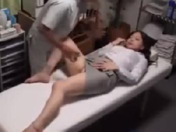 あくまで施術と言い張る整体師に性的暴行されるお姉さん