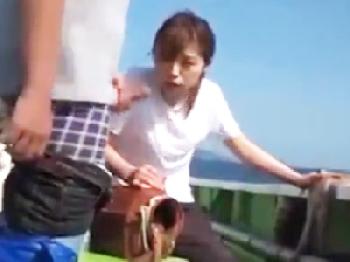 漁船の上で巨根見せつけられて耐えきれなくなった奥さんが漁中に船上密通交尾