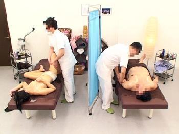 夫婦のカップルマッサージでカーテン越しに寝取られる人妻