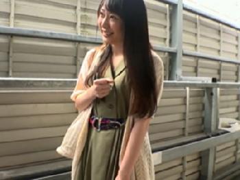 軟派男たちにおだてられて気をよくしてセックスするビッチ