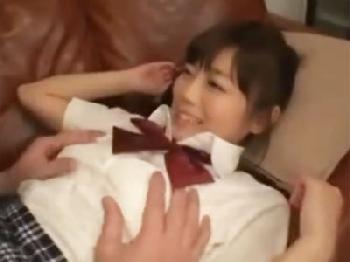 巨乳の童顔女子校生が笑顔で中年男の男性器に奉仕→ゴム内精液でにっこり