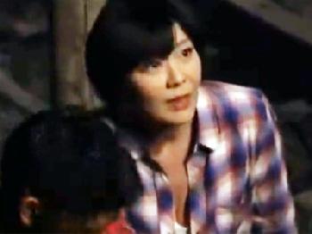 バーベキューで仲良くなった大学生と密かに抜け出して青姦SEXを楽しんじゃう淫らな人妻