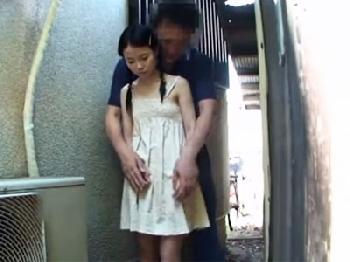 黒髪おさげのベビーフェイス美少女が野外でフェラ調教され→悶絶