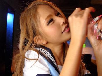 ハードピストンに眉間にシワを寄せながら全力アクメするスレンダーギャル