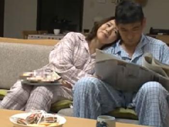 夫と相思相愛なのに性的欲望が辛抱の限界に敗北して浮気する巨乳人妻