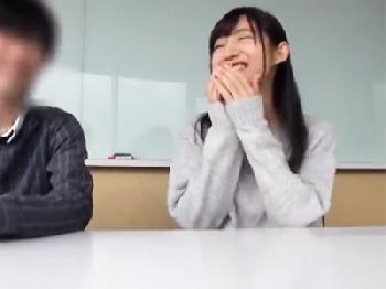 空気椅子に耐えきれず彼氏の前で男優ペニスに腰を下ろする美少女