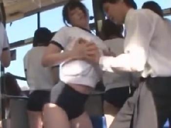 バス内でブルマ女子校生集団に逆痴漢仕掛けられて冤罪は絶対に回避不能の精液ぶっかけ!!
