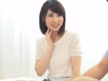 30代の素人人妻が大学生の童貞ペニスを種付け性交で筆おろし!!