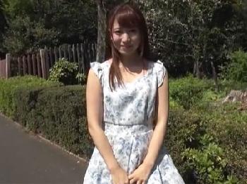 清純な雰囲気の美少女の喉奥にペニスを突っ込んでイラマ射精