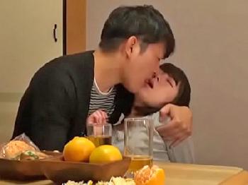 酔っ払った兄が寝ているそばで兄嫁を寝取る弟