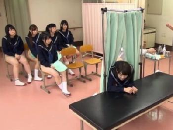 クラスメイトが見ている前で膣内検査される女子校生