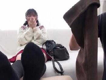 催眠術に掛かり男の言いなりになってしまう少女