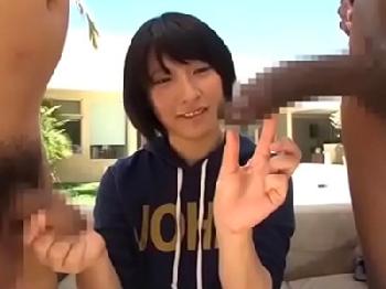 黒人の規格外肉棒で子宮奥を激しく突かれノックアウトするショートヘア美少女