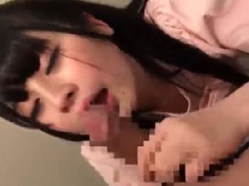 黒髪のミニ系素人娘がいきり勃ったペニスを手を使わないフェラチオで口内射精抜き