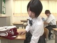 同級生に教室で迫られ思う存分挿入される女子校生