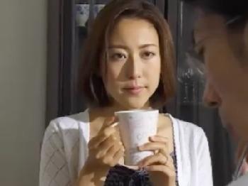 巨乳がユラユラ揺れるビーナスボディ妻の避妊具なしで不貞行為