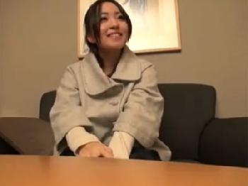 朗らかな笑顔がチャーミングな素人娘を口説き落として即ズボぶっかけ