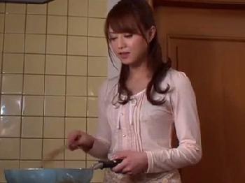 ビッチな兄嫁の誘惑に耐えきれず挿入交尾