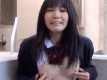 野外で密かにバイブ挿入してるマゾヒスティックな制服女子校生を調教