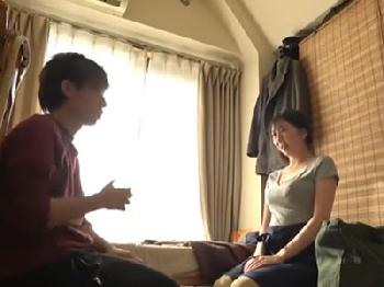 家に招いた巨乳お姉さんの色気に負けてあっけなく精液発射