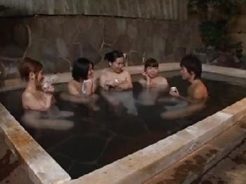 イケメンの混浴にどよめく人妻たち→浮気上等の絶叫性交