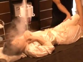 媚薬ミストで完全にトリップしたお姉さんがエビ反りイキ!!